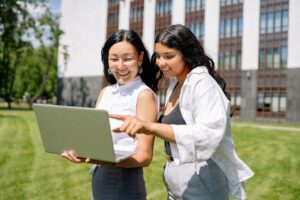 Summer Learning and Internship Combination Strategies