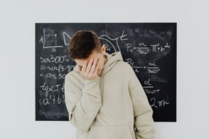 Dropout Prediction Problem: AI Identify Students at Risk of Abandoning Their Learning Journey?