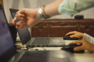 The Context-Aware Classroom: Could Online Learning Adapt to Student Behaviour?