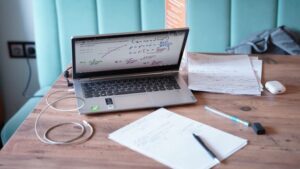 Skill Expiration Problem: Online Education Handle Rapidly Changing Professional Skills?